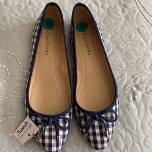 Ladies ballet style flats.